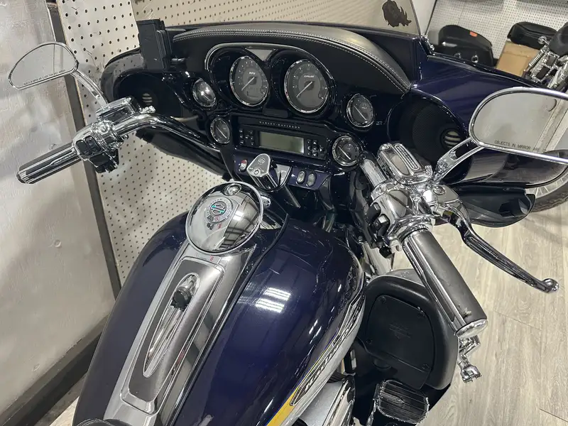 2012 Harley-Davidson Electra Glide, dovoz Kanada — foto 7 z 12