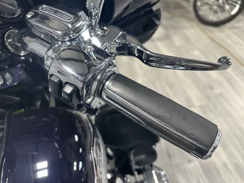 2012 Harley-Davidson Electra Glide, dovoz Kanada — foto 9 z 12