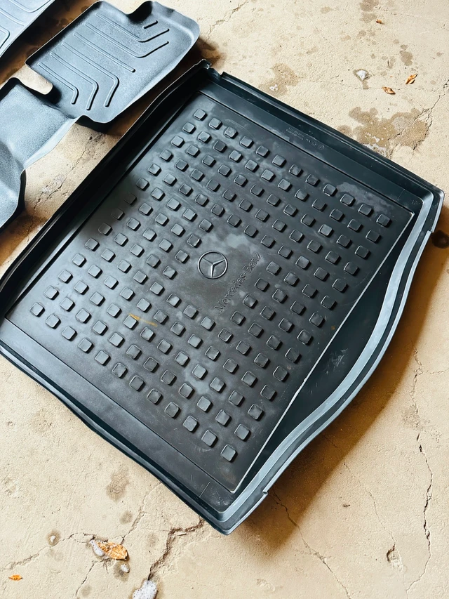 2014-2019 Benz CLA250 OE Rubber FloorMats w/Trunk - LIKE NEW, dovoz Kanada — foto 4 z 4