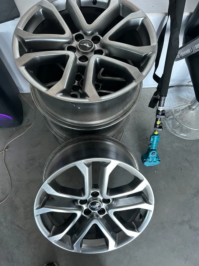 Ford Mustang GT Rims and Exhaust, dovoz Kanada — foto 2 z 2