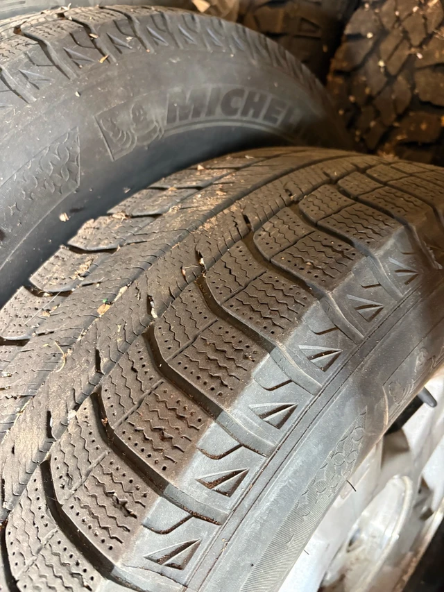 Ford F-150 17” Alloy Wheels & Michelin Latitude X-Ice Winter, dovoz Kanada — foto 2 z 3