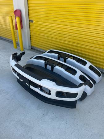 2023-2026 FORD F250 / F350 FRONT BUMPER OEM WHITE, bílá, dovoz USA — foto 2 z 6