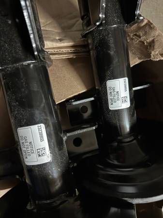 přední gas struts and zadní gas shocks OE, for 2017 GMC Acadia Denali, dovoz USA — foto 2 z 5