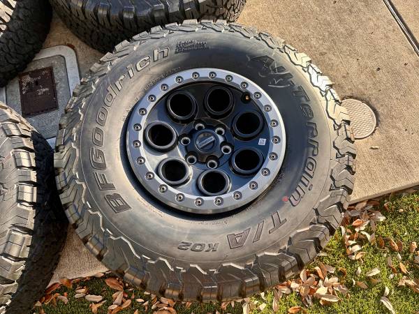 2021-2026 Ford F-150 Raptor 37 Package Wheels and Tires with TPMS, dovoz USA — foto 3 z 5