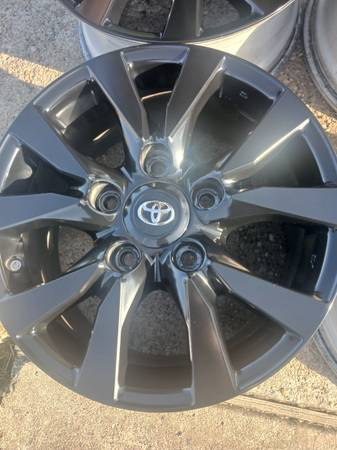 Toyota Black Wheels, černá, dovoz USA — foto 2 z 6