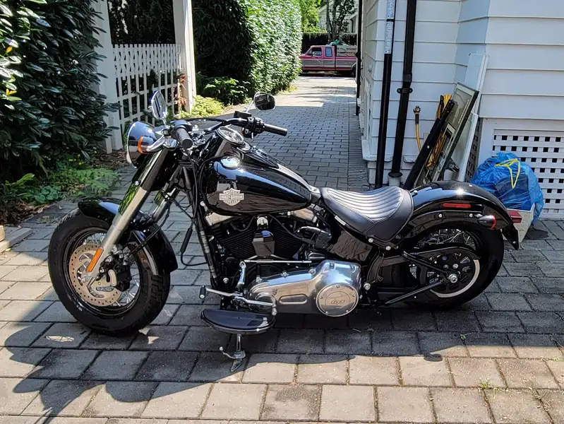 2017 Harley-Davidson Softail Slim, černá, 2 400 km, dovoz Kanada — foto 2 z 5