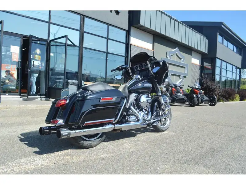 2015 Harley-Davidson FL, černá, dovoz Kanada — foto 4 z 9