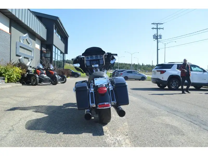 2015 Harley-Davidson FL, černá, dovoz Kanada — foto 5 z 9
