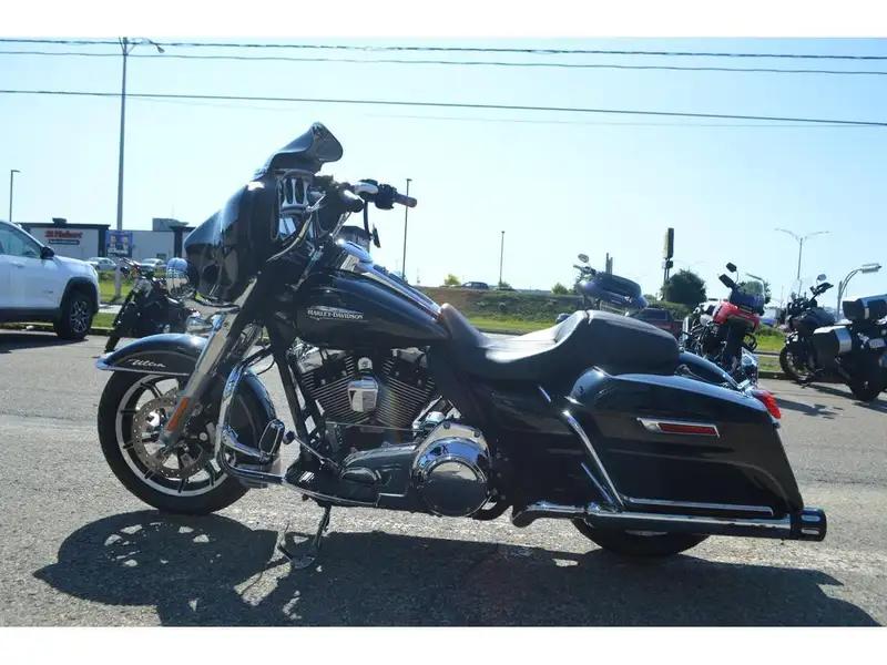 2015 Harley-Davidson FL, černá, dovoz Kanada — foto 7 z 9