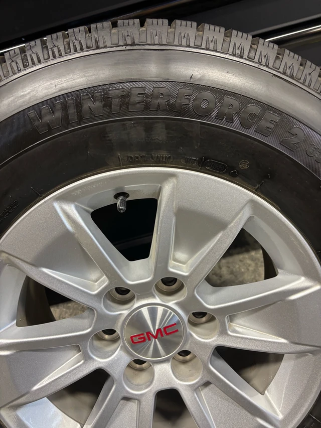 Firestone Winterforce 2 Winter Tires on OE GMC Alloy Wheels, dovoz Kanada — foto 2 z 4