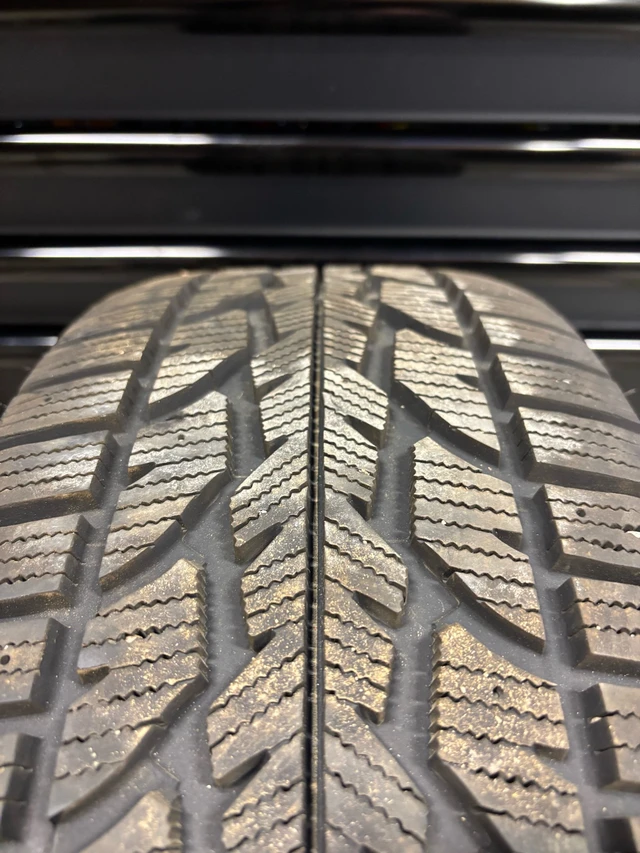 Firestone Winterforce 2 Winter Tires on OE GMC Alloy Wheels, dovoz Kanada — foto 3 z 4