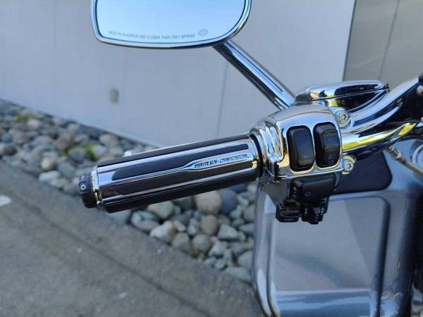 2011 Harley-Davidson, dovoz Kanada — foto 10 z 12