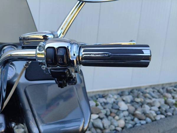 2011 Harley-Davidson, dovoz Kanada — foto 12 z 12