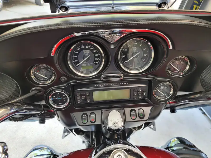 2012 Harley-Davidson Electra Glide, červená, 95 000 km, dovoz Kanada — foto 2 z 11