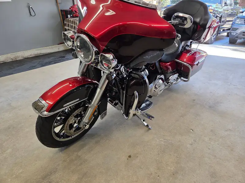 2012 Harley-Davidson Electra Glide, červená, 95 000 km, dovoz Kanada — foto 7 z 11