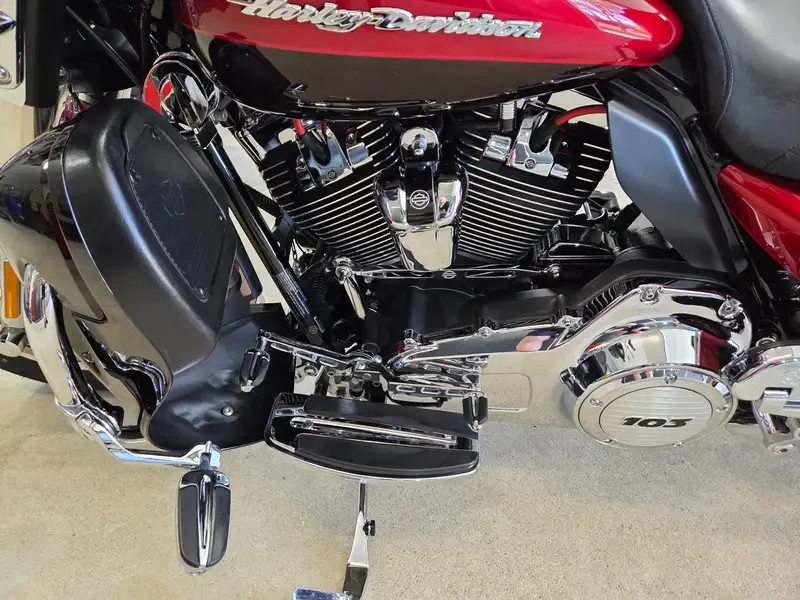 2012 Harley-Davidson Electra Glide, červená, 95 000 km, dovoz Kanada — foto 8 z 11