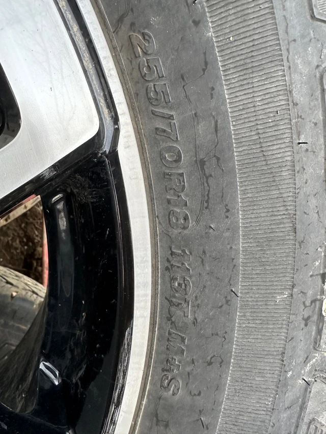 sada 5 Rims & Tires 255/70R18, dovoz Kanada — foto 3 z 3