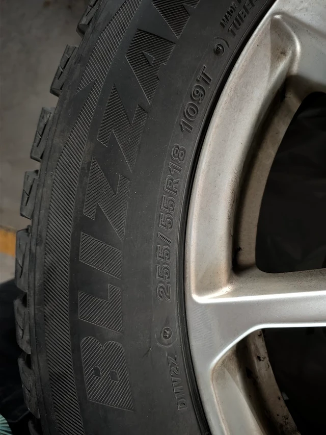 255/55R18 Blizzak DM-V2 Winter Tires on Porsche Wheels, dovoz Kanada — foto 3 z 4