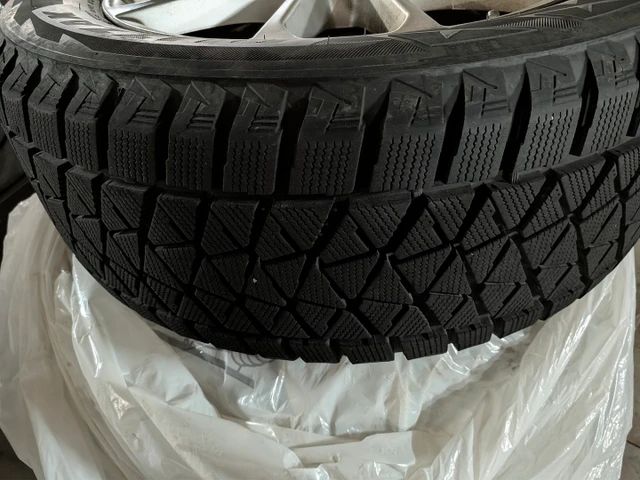 255/55R18 Blizzak DM-V2 Winter Tires on Porsche Wheels, dovoz Kanada — foto 4 z 4
