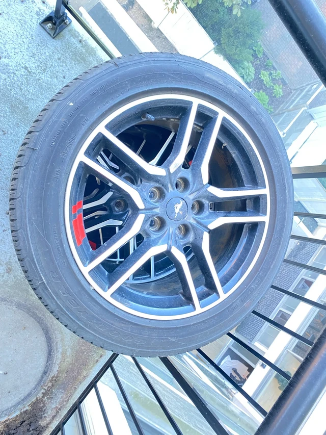 2022 Mustang EcoBoost OE Wheels & Tires，235/50R18– sada 4, dovoz Kanada — foto 3 z 3