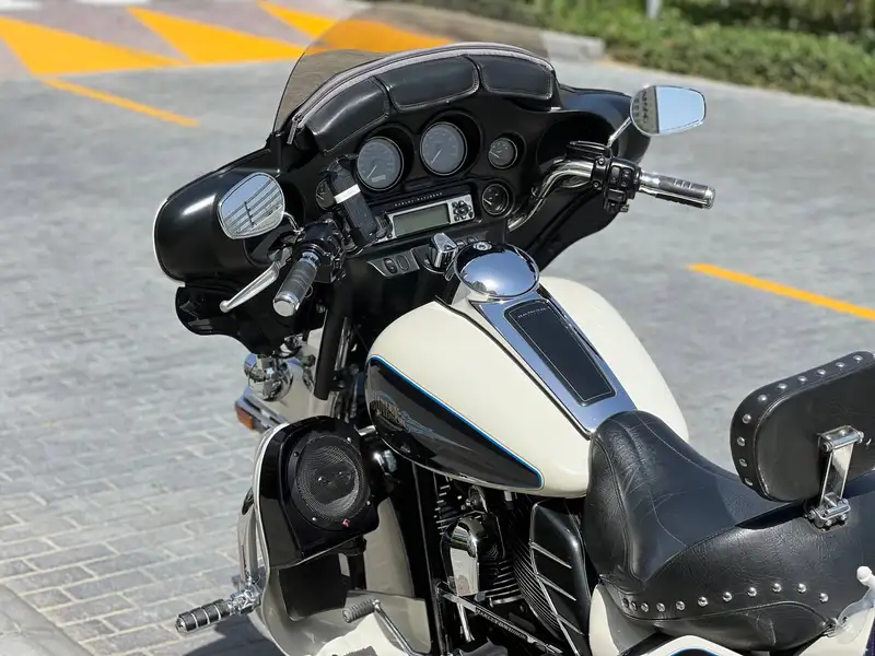 2012 Harley-Davidson Electra Glide, bílá, 71 000 km, dovoz Kanada — foto 7 z 8