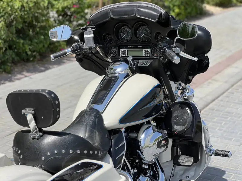 2012 Harley-Davidson Electra Glide, bílá, 71 000 km, dovoz Kanada — foto 8 z 8