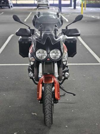 2016 Moto Guzzi, dovoz Kanada — foto 9 z 12