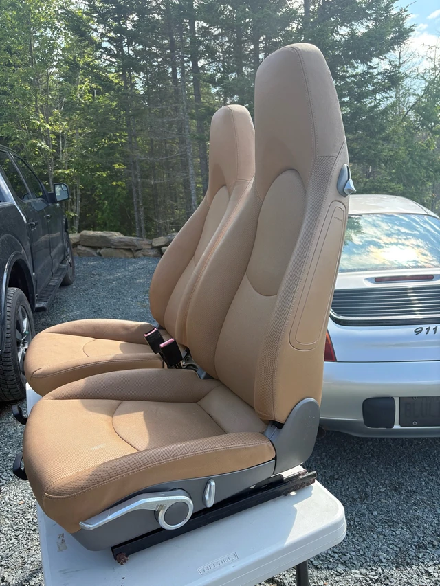 Porsche Seats, dovoz Kanada — foto 2 z 5