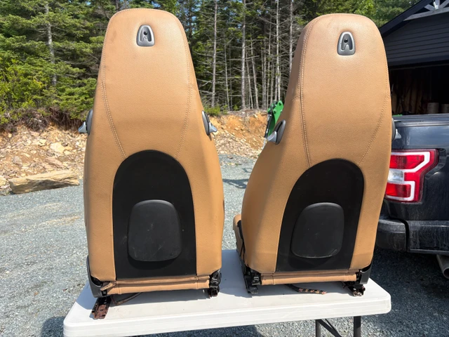 Porsche Seats, dovoz Kanada — foto 4 z 5