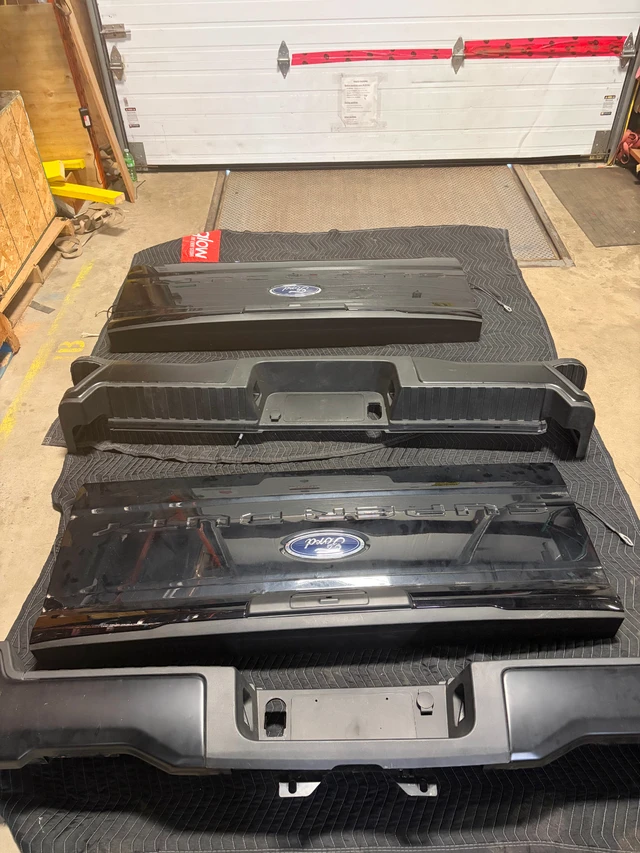 Two OE Ford Super Duty tailgates for sale. Selling separately., dovoz Kanada — foto 2 z 3