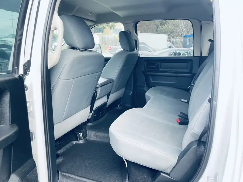 2018 RAM 1500 Crew Cab, bílá, 161 149 km, dovoz Kanada — foto 11 z 12