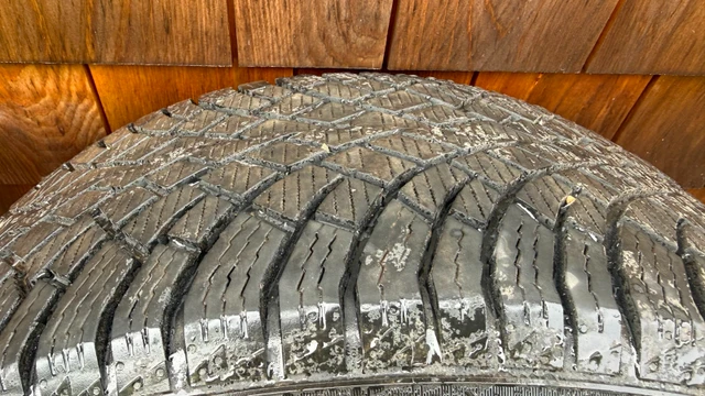 Porsche Macan 19" Nokian Hakkapeliitta R5 Winter Tires, dovoz Kanada — foto 4 z 5