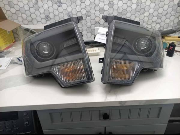 Genuine OEM Ford HID projector headlights removed from a 2014 F-150 SVT Raptor., dovoz USA — foto 1 Genuine OEM Ford HID projector headlights removed from a 2014 F-150 SVT Raptor., dovoz USA — foto 1