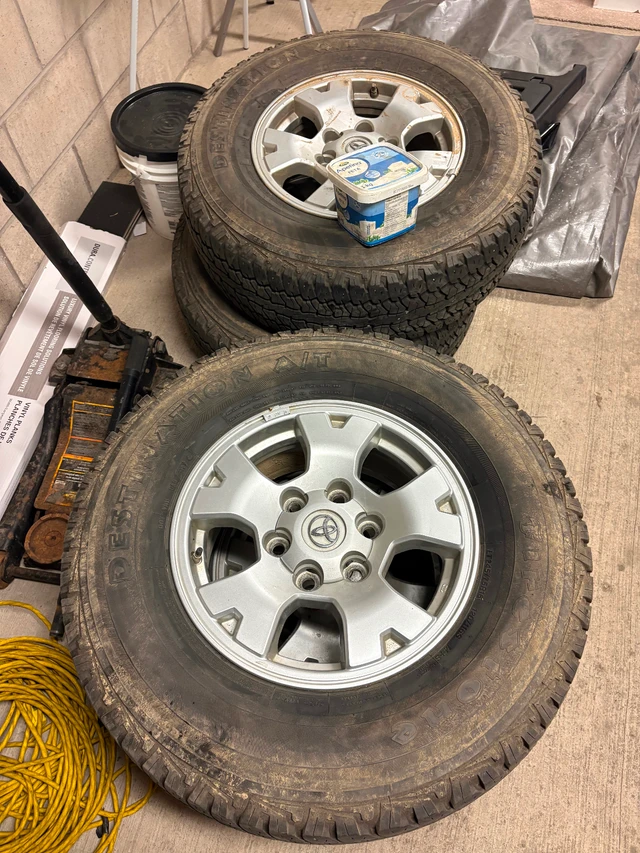 2012 Toyota Tacoma original factory rim with tires and sensors, dovoz Kanada — foto 2 z 2