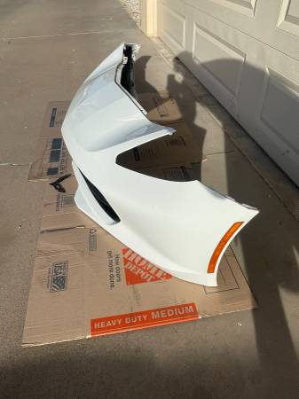 C7 Chevrolet Corvette Front Bumper Assembly WHITE (84407326) OEM Clean, bílá, dovoz USA — foto 6 z 12