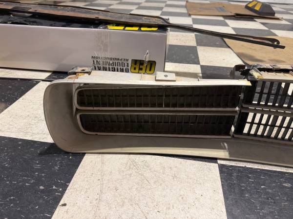 Mopar 1970 Charger grill, dovoz USA — foto 2 z 5