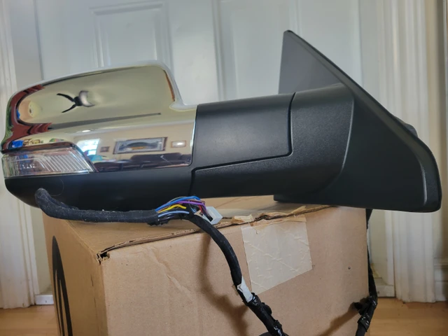 OE Mopar pravý Mirror | Save $400 | 2019-22 Ram 1500, dovoz Kanada — foto 2 z 5