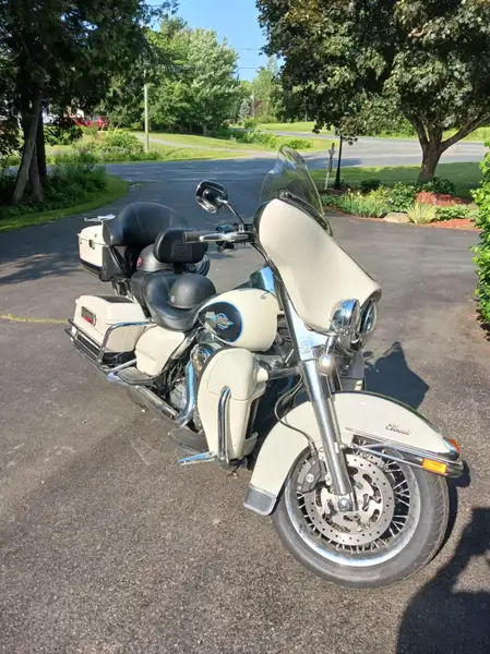 2012 Harley-Davidson Electra Glide, bílá, 41 280 km, dovoz Kanada — foto 2 z 6