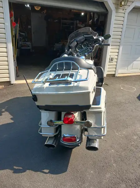 2012 Harley-Davidson Electra Glide, bílá, 41 280 km, dovoz Kanada — foto 3 z 6