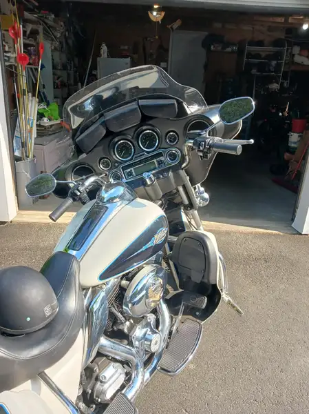 2012 Harley-Davidson Electra Glide, bílá, 41 280 km, dovoz Kanada — foto 4 z 6