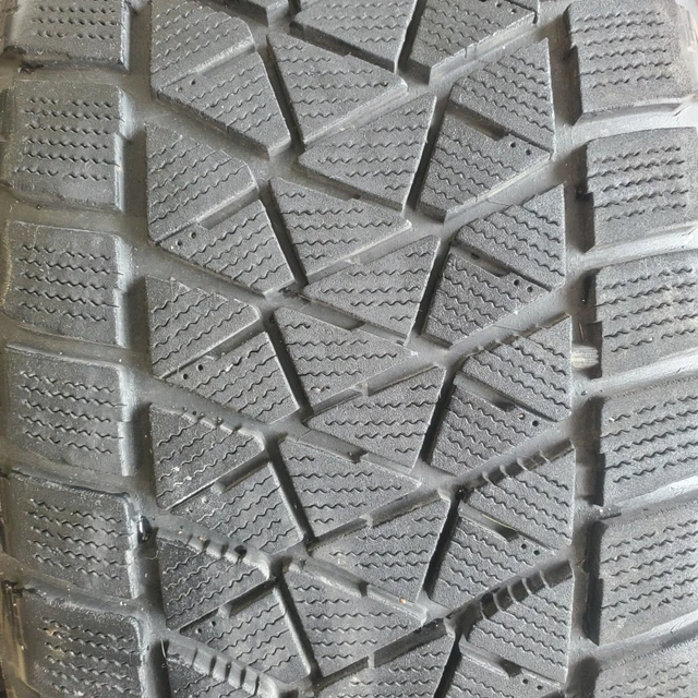 4- Bridgestone winter tires on GM aluminum rims with center caps, dovoz Kanada — foto 2 z 5