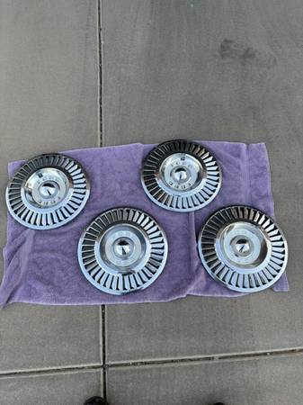 1957 Ford Thunderbird Parts, dovoz USA — foto 3 z 3