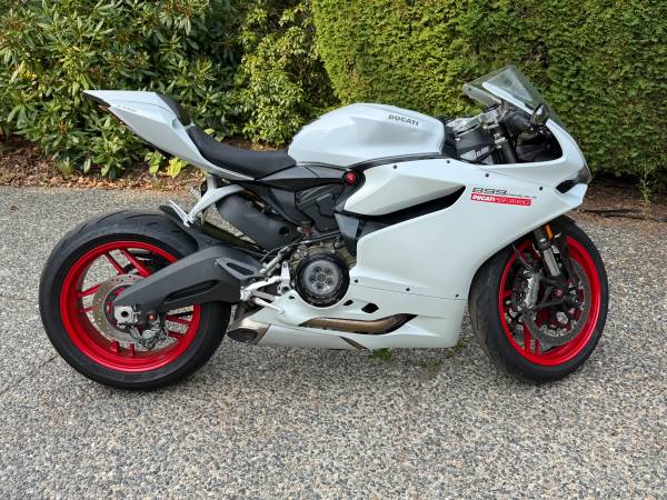 2015 Ducati, dovoz Kanada — foto 3 z 12
