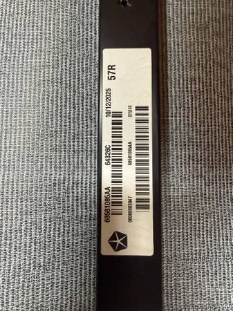 2026 Ram 1500 OEM Tonneau Cover + Cargo Management Rails – Brand New, dovoz USA — foto 2 z 7