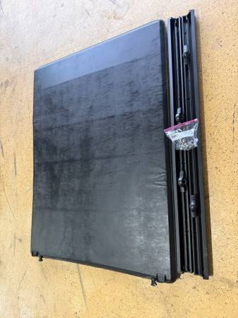 2026 Ram 1500 OEM Tonneau Cover + Cargo Management Rails – Brand New, dovoz USA — foto 3 z 7