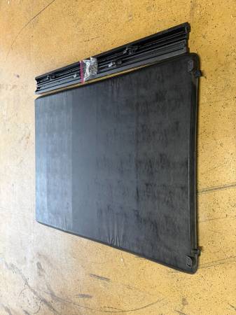 2026 Ram 1500 OEM Tonneau Cover + Cargo Management Rails – Brand New, dovoz USA — foto 4 z 7