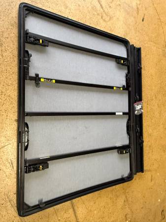 2026 Ram 1500 OEM Tonneau Cover + Cargo Management Rails – Brand New, dovoz USA — foto 6 z 7