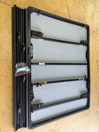 2026 Ram 1500 OEM Tonneau Cover + Cargo Management Rails – Brand New, dovoz USA — foto 7 z 7