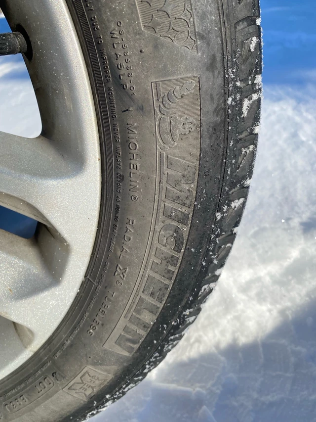 235/55r18 Michelin Latitude winter tires on factory ford rims, dovoz Kanada — foto 3 z 3