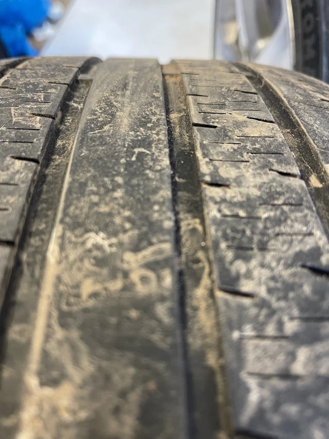 Ford Fusion 2013+ tires and rims, one damaged, dovoz Kanada — foto 3 z 5